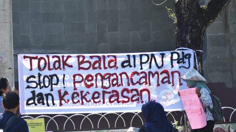 Koalisi Masyarakat Sipil Pembela HAM Sumatera Barat Gelar Aksi Tolak Bala di Pengadilan Negeri Padang