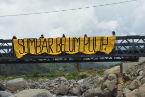 Pembentangan Spanduk "Sumatera Belum Pulih"